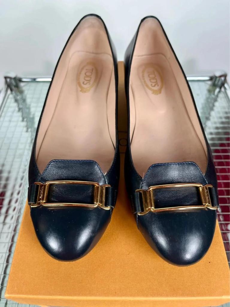 Tod’s black leather ballet flats with box