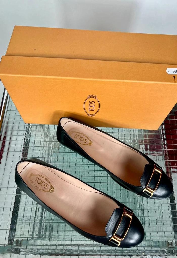Tod’s black leather ballet flats with box
