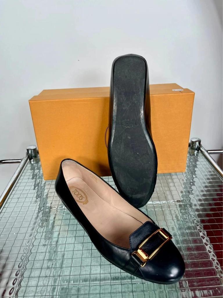 Tod’s black leather ballet flats with box