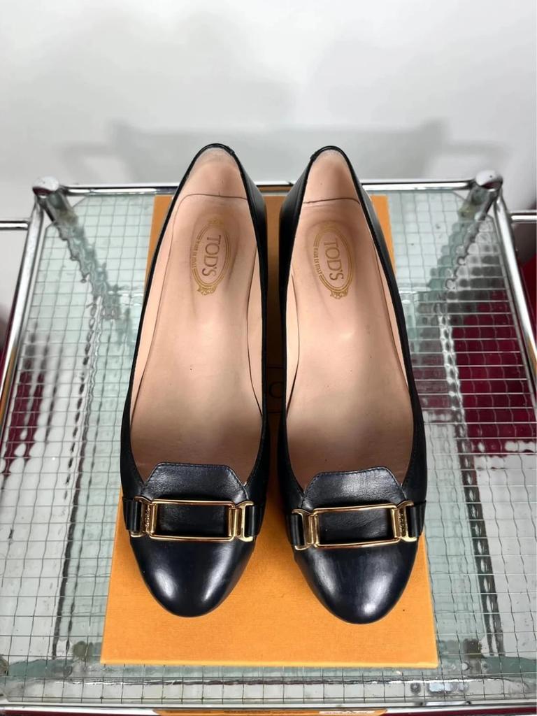 Tod’s black leather ballet flats with box