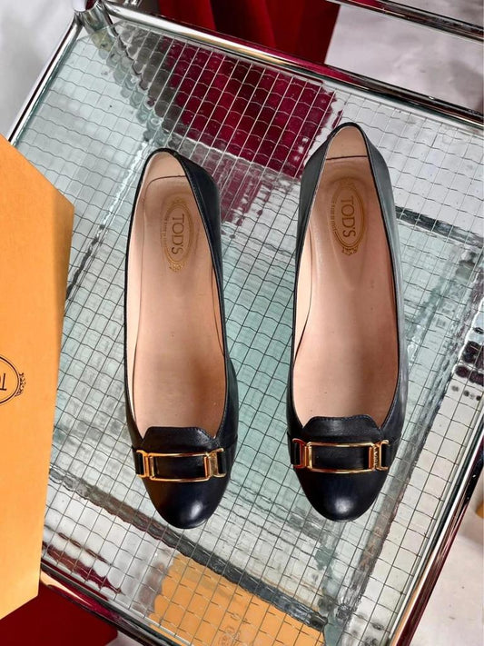 Tod’s black leather ballet flats with box