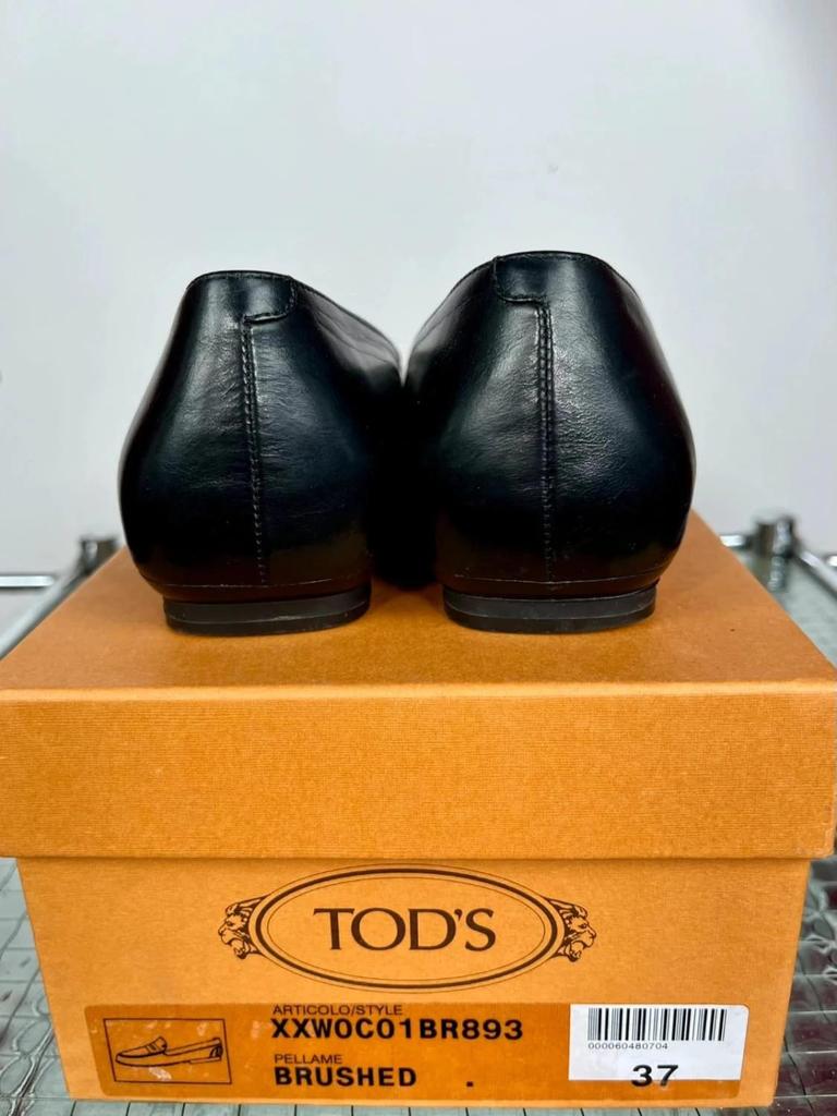Tod’s black leather ballet flats with box